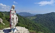 39 Madonnina del Costone (1195 m) con vista verso Podona e Salmezza
